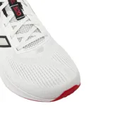 Championes de running New Balance M520LW9, color blanco con detalles en negro y rojo. Confeccionados en malla transpirable y material sintético, con entresuela Fresh Foam.