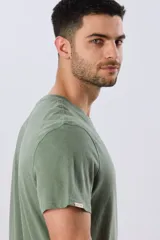 Remera azul de manga corta y cuello redondo, con texto bordado en el pecho.