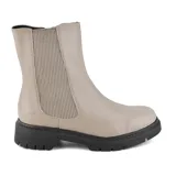 Bota Chelsea de cuero color gris topo, con elásticos laterales acanalados y suela track negra.