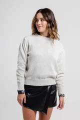 Sweater de punto color gris claro, con cuello redondo y mangas largas.