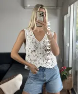 Chaleco de crochet color crudo con botones de madera.