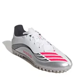 Championes de fútbol Adidas F50 Messi Club TF, diseñados para canchas sintéticas. Presentan un exterior sintético en color blanco con detalles en plateado, negro y rosa, incluyendo el logo de Messi en el lateral y las icónicas tres tiras de la marca. Su suela Turf cuenta con múltiples tapones cortos para una tracción superior.