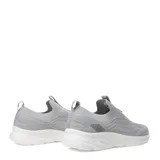 Championes deportivos Umbro modelo Glide, color gris con diseño de tejido tipo knit y suela blanca de goma. Presentan un estilo slip-on con tiradores en el talón y lengüeta, y un detalle gráfico en el lateral del talón.