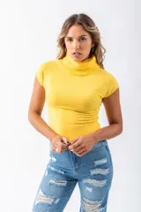 Chaleco amarillo con cuello alto, sin mangas y corte ajustado.