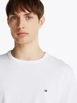 Remera de corte relajado confeccionada en mezcla de algodón con fibras elásticas. Presenta cuello redondo, mangas cortas y el logo de la marca bordado en el pecho.