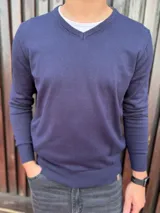 Sweater fino de algodón azul marino con escote en V y mangas largas, de diseño clásico y ajuste cómodo.