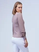 Blusa combinada marca Tahari, con torso de modal y mangas de gasa.