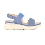 Sandalias color nude con plataforma blanca y ajuste con hebilla y elástico.