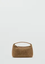 Bolso de mano tipo baguette, color dorado, completamente cubierto de pedrería brillante. Presenta un asa corta integrada y cierre superior con tirador metálico.