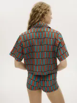 Microshort rojo de tiro alto, confeccionado en lycra con diseño ajustado y elástico.