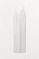 Vestido midi tipo lencero con escote en pico y tirantes finos ajustables que permiten diversas posiciones. Diseño minimalista de corte recto y fluido.