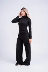 Pantalón palazzo blanco de corte amplio con cintura elástica.