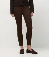 Pantalón tipo legging de corte ajustado al cuerpo, confeccionado en tejido Punto Roma con textura marcada. Presenta cintura elástica y bolsillos traseros.