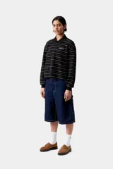 Polo de manga larga Carhartt WIP modelo Mabel, confeccionado en piqué de algodón color negro con diseño de finas rayas horizontales blancas. Cuenta con cuello clásico, cierre frontal con botones y el logotipo de la marca bordado en el pecho.