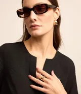 Blusa negra con escote en V, manga corta y textura airflow.