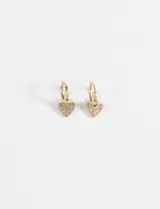 Par de aros dorados con forma de corazón y strass incrustados.