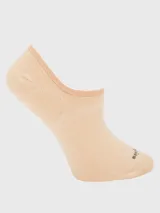 Medias invisibles de corte bajo, color beige, confeccionadas en tejido de algodón suave con elástico en el borde superior para un ajuste seguro.