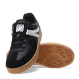 Championes urbanos de diseño clásico con paneles de cuero sintético blanco y detalles en gamuza beige en la puntera y el talón. Presentan una suela de goma color caramelo y cierre mediante cordones al tono.