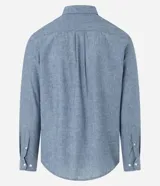 Camisa comfort de manga larga y cuello inglés, confeccionada en mezcla de lino y algodón. Presenta un diseño básico sin estampa con cierre frontal de botones.