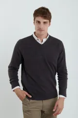 Sweater amarillo de tejido suave tipo cashmere, con escote en V.