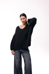Sweater de punto de textura liviana con escote amplio y mangas largas levemente abullonadas. Presenta un calce relajado y holgado.