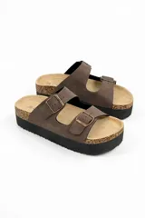 Sandalias de plataforma color negro, con dos tiras anchas ajustables mediante hebillas metálicas doradas, plantilla anatómica con acabado símil corcho y suela dentada.