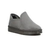 Pantuflas cerradas de color gris con interior de piel sintética.