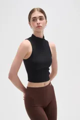 Top de punto acanalado con cuello alto y diseño sin mangas, corte ajustado al cuerpo.