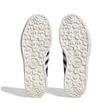 Championes Adidas Gazelle Bold de mujer, color negro con las tres tiras blancas y suela de plataforma triple color hueso.