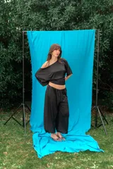 Babucha negra de viscosa con cintura elástica y corte holgado.