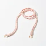 Correa trenzada color rosa con detalles plateados y enganches dorados.