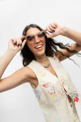 Chaleco tipo sastre con estampado a rayas verticales en tonos pastel, con lazos de ajuste en el frente.