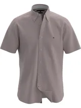 Camisa Tommy Hilfiger de corte regular, con cuello abotonado y diseño a rayas verticales en tonos marrón y blanco.