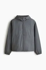 Campera rompevientos de nylon repelente al agua, con capucha ajustable, cierre frontal completo, bolsillos laterales y puños elásticos.