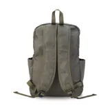 Mochila de gran capacidad color beige, confeccionada en nylon. Cuenta con múltiples compartimentos frontales con cierre y hebillas ajustables, bolsillos laterales y correas acolchadas para mayor comodidad.
