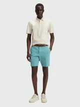 Shorts tipo chino de color turquesa, con corte entallado, cierre frontal de botón y cremallera, y trabillas para cinturón. Marca Boss, modelo H-Slice.