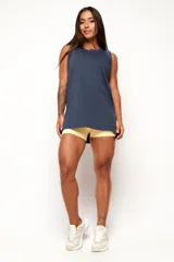 Musculosa de algodón con diseño de largo extendido, calce relajado y aberturas laterales.