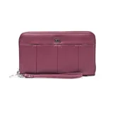 Billetera tipo fichero grande marca XL, confeccionada en material sintético texturizado color lila. Cuenta con cierre perimetral, logo metálico frontal y correa de muñeca extraíble.