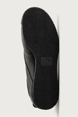Zapatillas de estilo retro para hombre, de color negro, con diseño monocolor y cordones a tono. Presentan una parte superior con combinación de piezas y suela dentada.