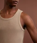 Musculosa de hombre color beige con textura acanalada, cuello redondo y corte regular.