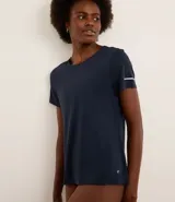 Remera deportiva de manga corta con cuello redondo, confeccionada en tejido texturizado con detalle reflectante y pliegue en la espalda.