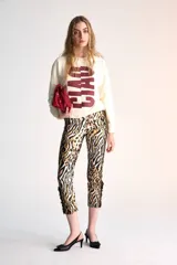 Buzo color crema de algodón con cuello redondo y estampado con la palabra 'CIAO' en rojo. Tiene elástico en la cintura.