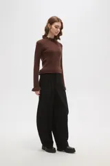 Pantalon de vestir negro de calce alto, con diseño barrel leg y pinzas frontales.
