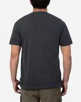 Remera gris con efecto vintage dye y estampa frontal de personajes animados estilo retro que representan una botella de cerveza y un atado de cigarrillos con la inscripción "Lost".