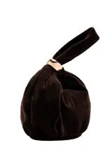 Bolso de mano pequeño en tejido de terciopelo color marrón, con diseño fruncido, asa de mano y detalle metálico dorado.