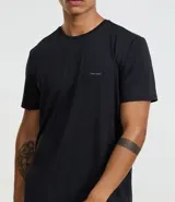 Remera deportiva negra de manga corta, cuello redondo y corte regular. Presenta un pequeño logo estampado en el pecho.