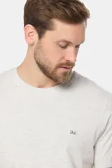 Remera básica de algodón color azul marino, de manga corta, con cuello redondo y logo bordado en el frente.