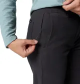 Pantalón Columbia modelo Roc Wide Leg Pant, color negro, de corte ancho y tiro alto, confeccionado en tejido elástico. Cuenta con bolsillos laterales inclinados, trabillas para cinturón y bolsillos traseros.