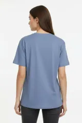 Remera de algodón color beige con estampado frontal de un corazón rosado que contiene un moño. Tiene cuello redondo y mangas cortas.