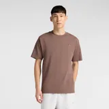 Remera de algodón de corte clásico y cuello redondo, color marrón, con logo de la marca bordado en el pecho.